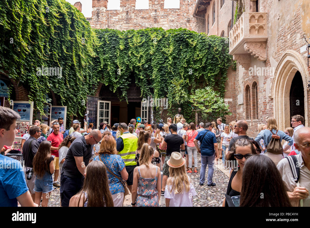 I turisti in balcone nella Casa di Giulietta, Via Cappello, Verona, Veneto, Italia, Romeo e Giulietta di attrazione turistica Foto Stock