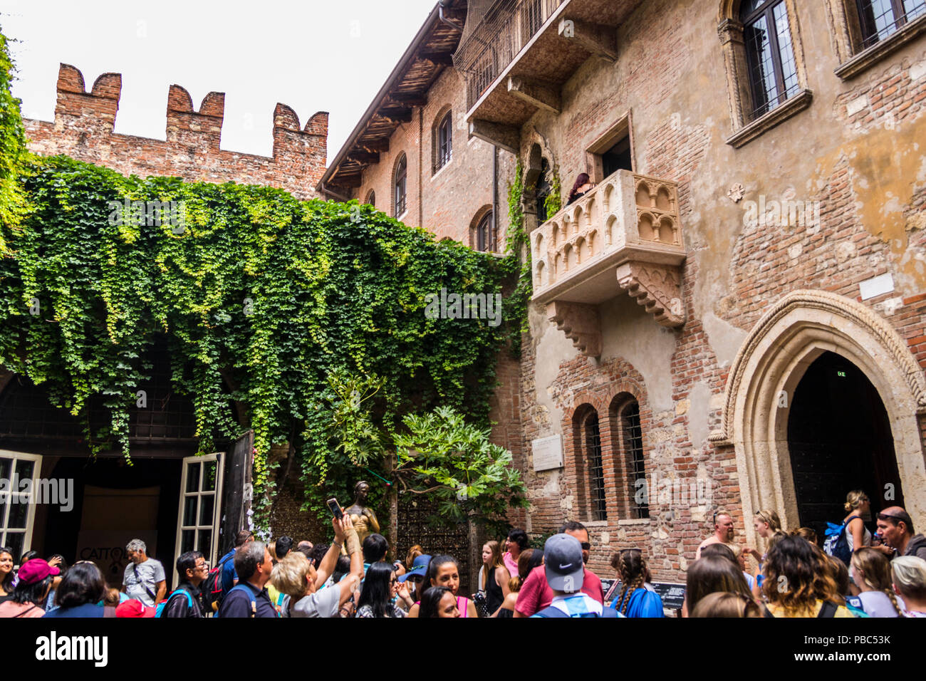 I turisti in balcone nella Casa di Giulietta, Via Cappello, Verona, Veneto, Italia, Romeo e Giulietta di attrazione turistica square Foto Stock