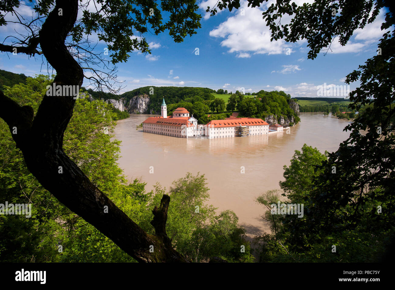 Acqua alta del Danubio, monastero di Weltenburg allagata, ma protetto da un alluvione misure di controllo, riserva naturale Weltenburger Enge, Kelheim county, Baviera, Germania, Giugno 2013 Foto Stock