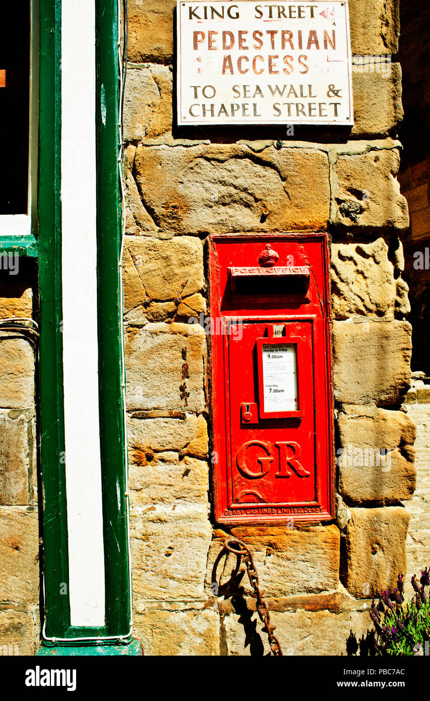 GR Postbox, Robin cappe Bay, North Yorkshire, Inghilterra Foto Stock