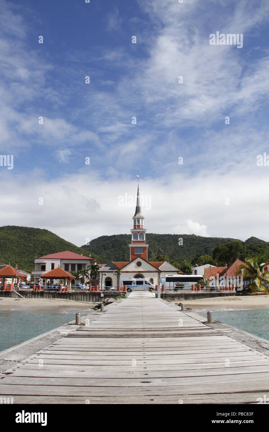 Vista di Sant Enrico chiesa e Les Danses d'Arlet villaggio dal molo, Grand Anse, Martinica (Indie occidentali francesi), Francia Foto Stock