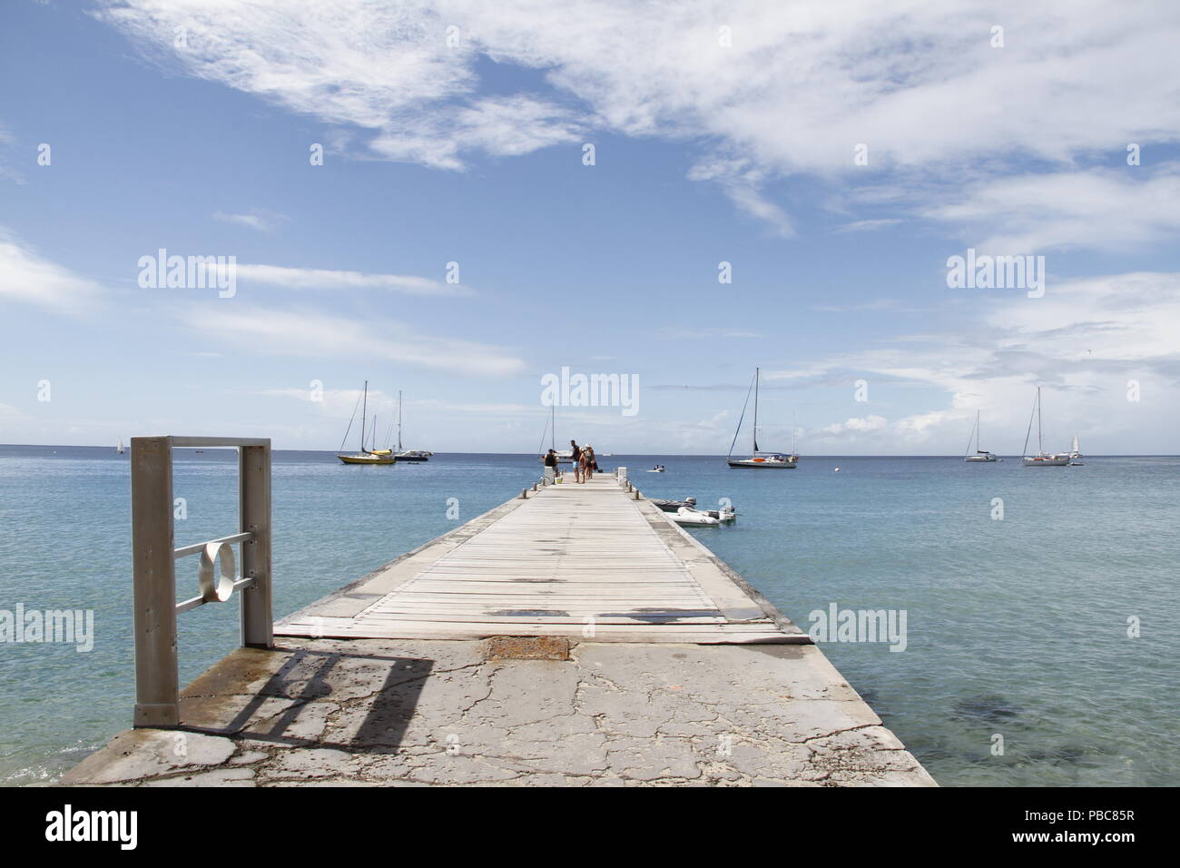 Dock presso Les Danses d'Arlet Grand Anse, Martinica (Indie occidentali francesi), la Francia con vista delle barche ancorate Foto Stock