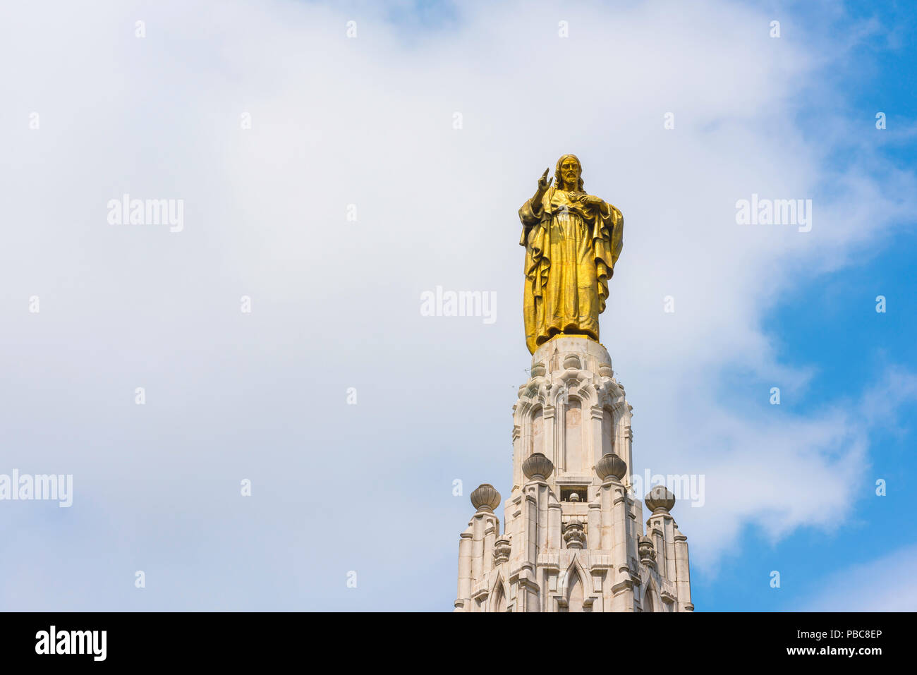 Bilbao Gesù Cristo, vista della statua dorata di Cristo sul Monumento al Sagrada Corazon de Jesus nel centro di Bilbao, Spagna. Foto Stock
