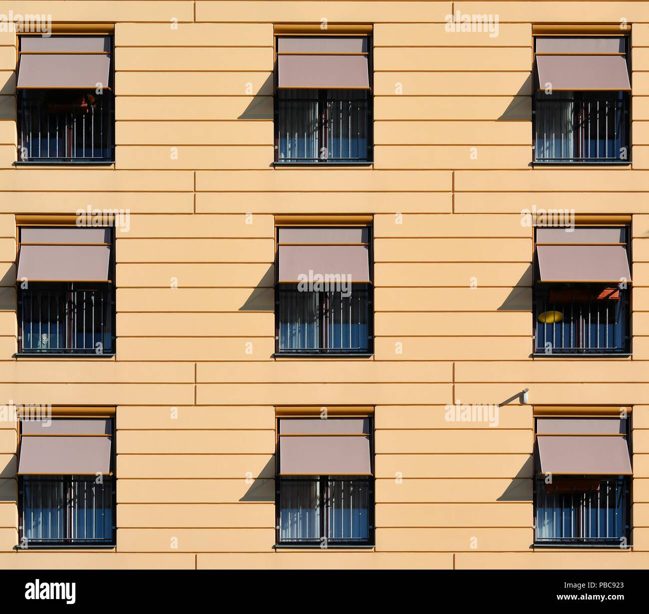 Facciata di un edificio residenziale nel centro della città di Berlino Foto Stock