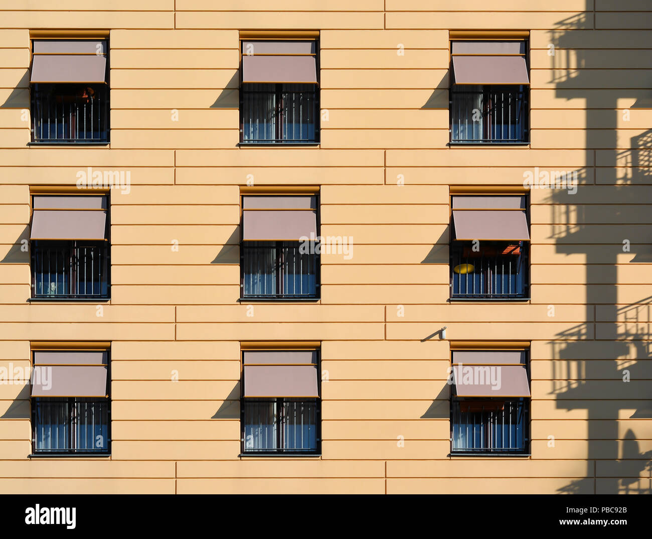 Facciata di un edificio residenziale nel centro della città di Berlino Foto Stock