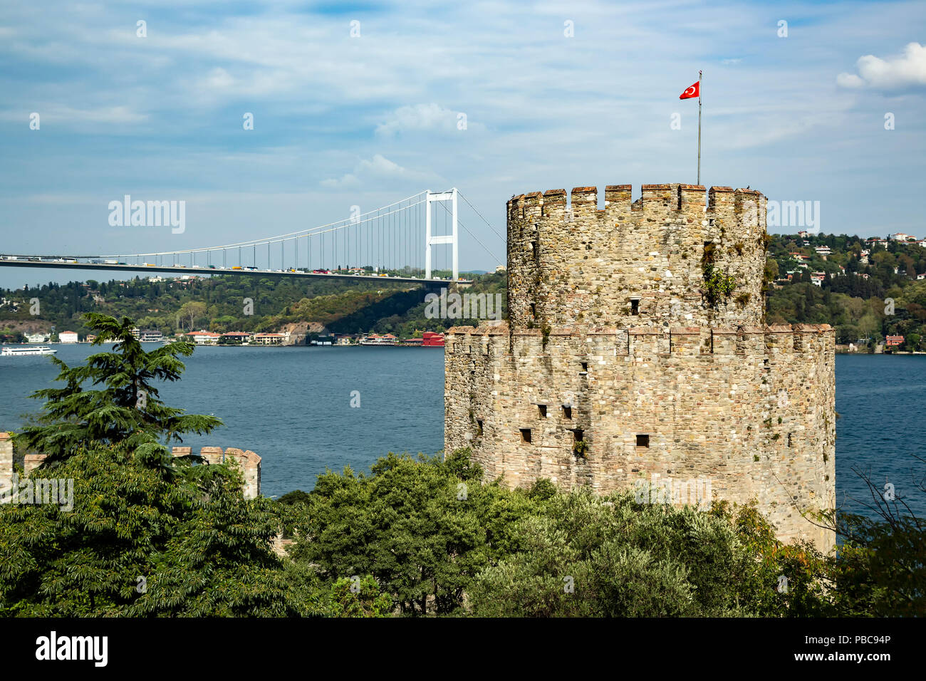 Torre della fortezza Europa (Rumelihisari), stretto del Bosforo e Fatih Sultan Mehmet, Istanbul, Turchia Foto Stock