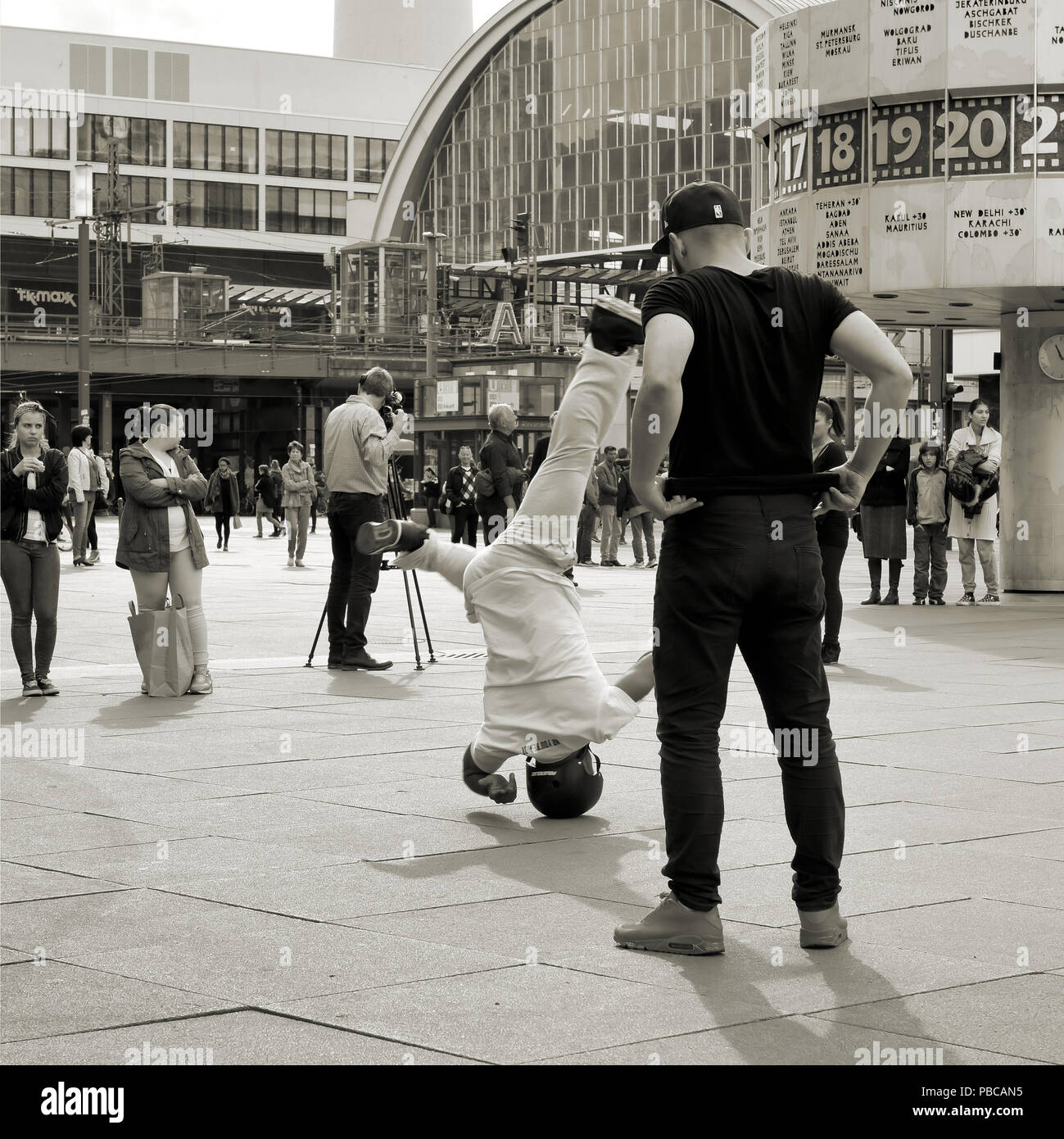 Breakdancer presso la Alexanderplatz di Berlino Foto Stock