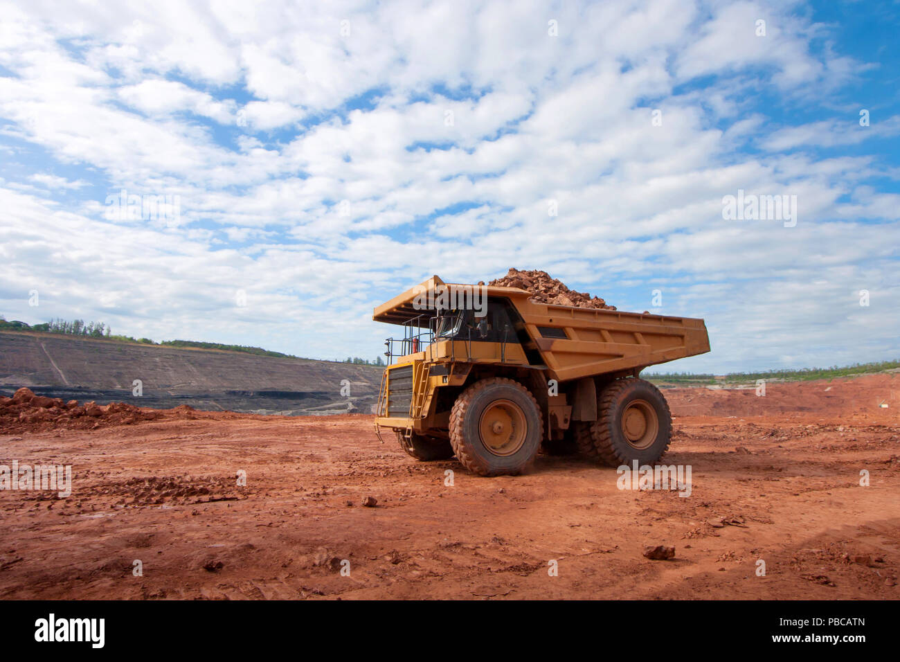 Grande giallo carrello minerario presso il sito di lavoro Foto Stock