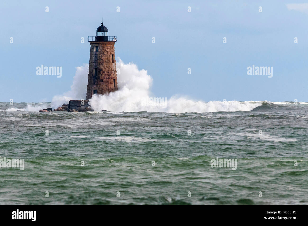 Una gigantesca onda da una inusuale alta marea si rompe intorno al Whaleback faro nel Maine. Foto Stock