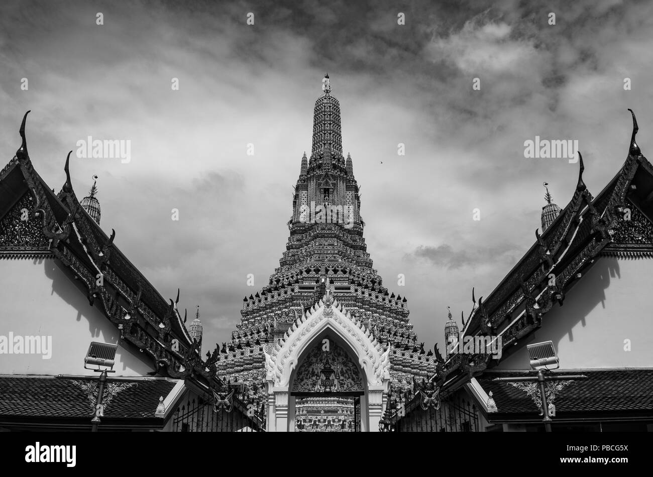 Tempio dell'alba AKA Wat Makok AKA Olive Temple AKA Wat Arun, è un antico tempio di Bangkok, Thailandia dal periodo di Ayutthaya in una giornata nuvolosa Foto Stock