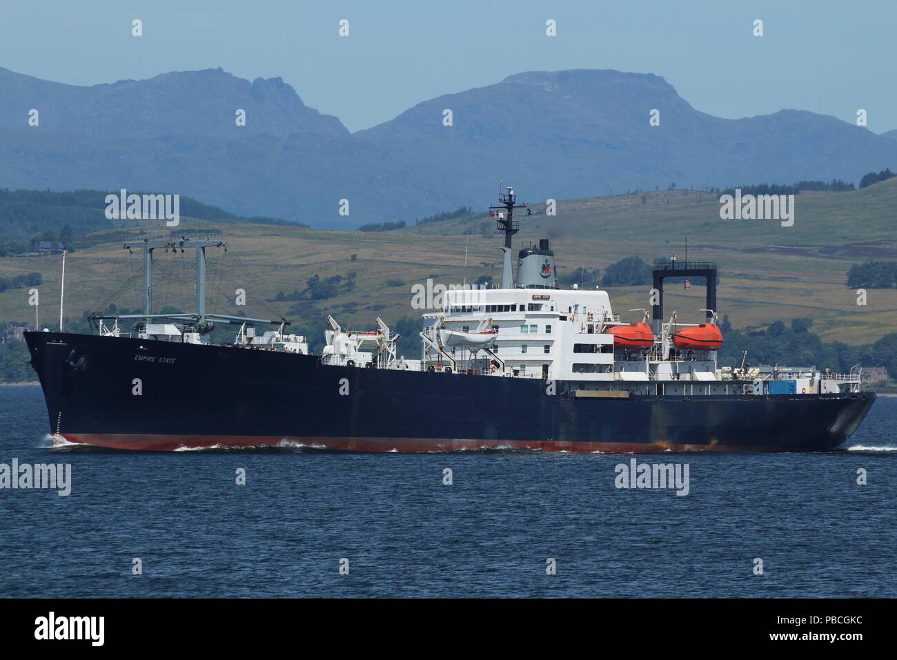 TS Empire State VI (T-AP-1001), un corso di formazione per nave gestita dalla SUNY Maritime College, passando Gourock durante il suo viaggio estivo nel 2018. Foto Stock