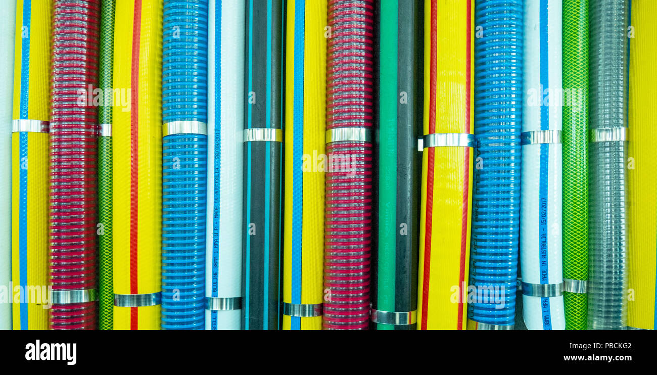 Vino colorati tubi flessibili utilizzati come una funzione decorativa al d'Arenberg Cantina cubo, Mclaren Vale, SA, Australia. Foto Stock