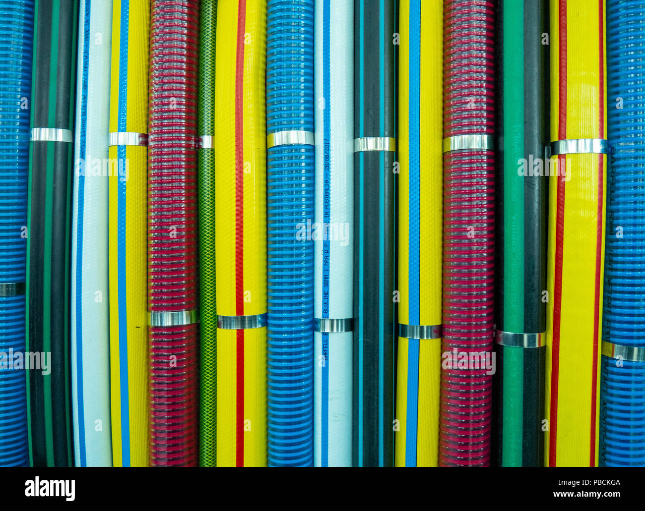 Vino colorati tubi flessibili utilizzati come una funzione decorativa al d'Arenberg Cantina cubo, Mclaren Vale, SA, Australia. Foto Stock