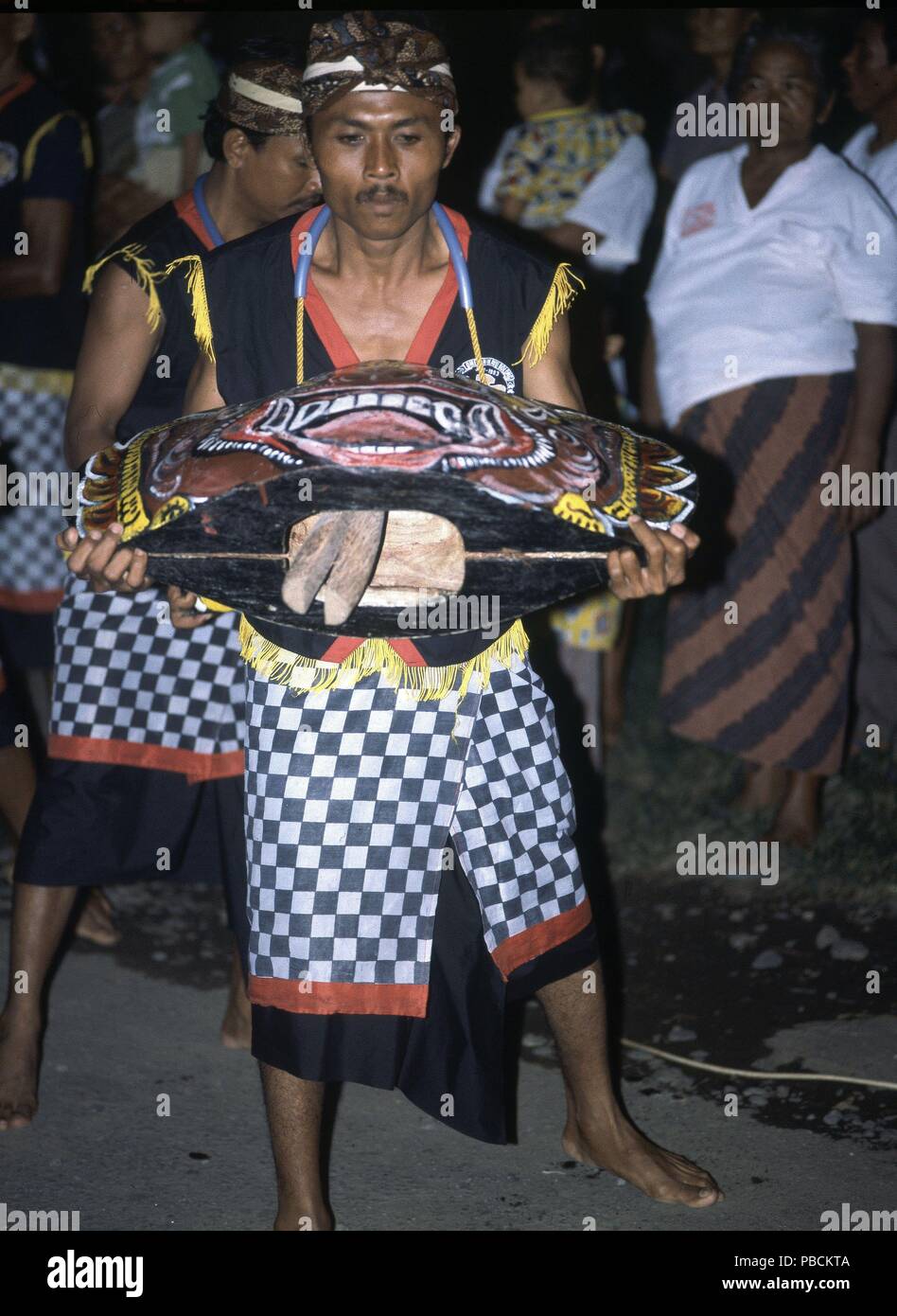 ESPECTACULO-DANZAS BARONG-HOMBRES CON TRAJES TIPICOS Y CARETAS. Posizione: KERAMBITAN-PAL PRINC, Indonesia. Foto Stock