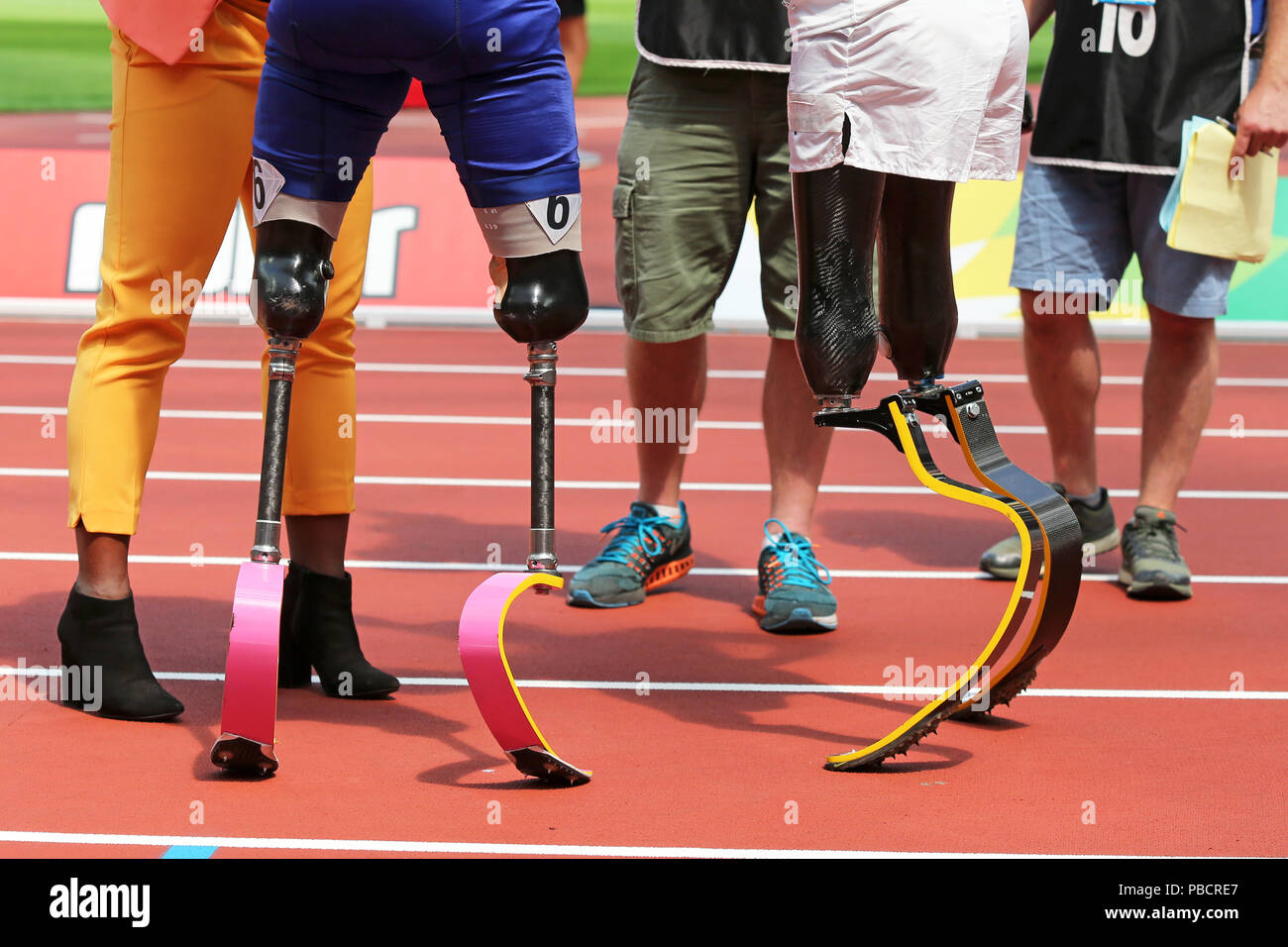 Close up di BLAKES OF Ntando MAHLANGU (Sud Africa), e Richard WHITEHEAD (Gran Bretagna) dopo la concorrenza nell'uomo T61 200m Finale al 2018, IAAF Diamond League, Anniversario Giochi, Queen Elizabeth Olympic Park, Stratford, Londra, Regno Unito. Foto Stock