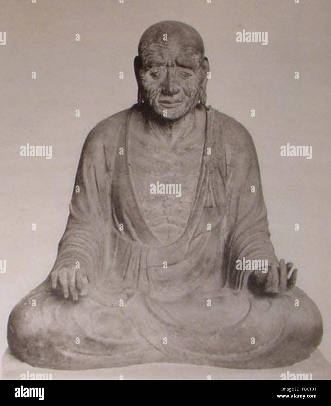 . Inglese: Statua del sacerdote Gien (????, gien s?j?) a partire dal VIII secolo periodo Nara fatta di legno-core a secco tecnica della lacca. La scultura è stata colorata ed ha una altezza di 93.0cm. Attualmente si trova a Oka-dera (???) in Asuka e Nara. Essa è stata designata come tesoro nazionale del Giappone. Tra il 1899 e il 1908 1226 Sacerdote Gien Oka-dera parte anteriore Foto Stock