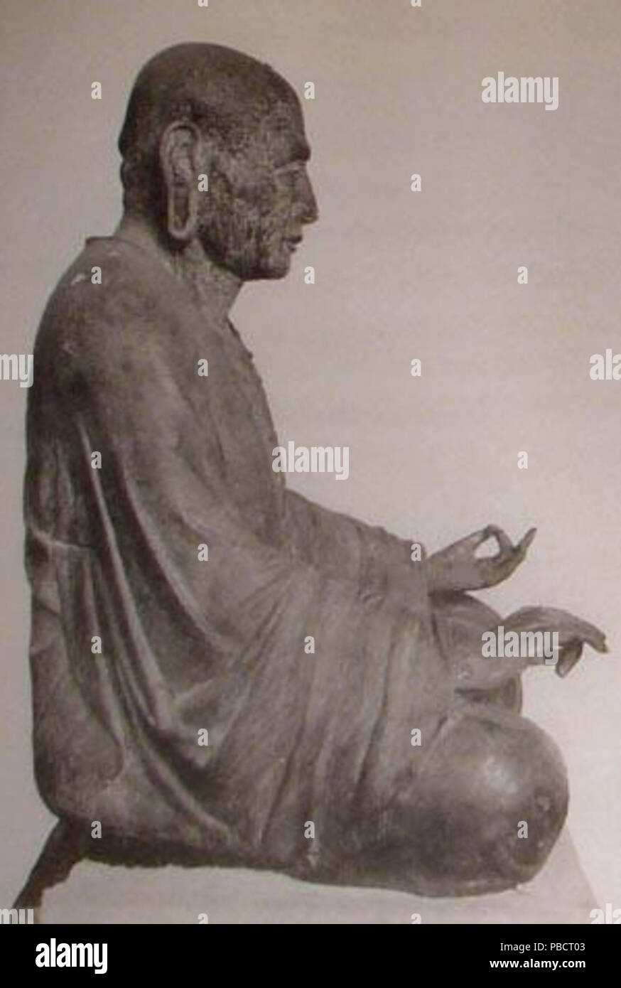 . Inglese: Statua del sacerdote Gien (????, gien s?j?) a partire dal VIII secolo periodo Nara fatta di legno-core a secco tecnica della lacca. La scultura è stata colorata ed ha una altezza di 93.0cm. Attualmente si trova a Oka-dera (???) in Asuka e Nara. Essa è stata designata come tesoro nazionale del Giappone. Tra il 1899 e il 1908 1226 Sacerdote Gien Oka-dera lato Foto Stock