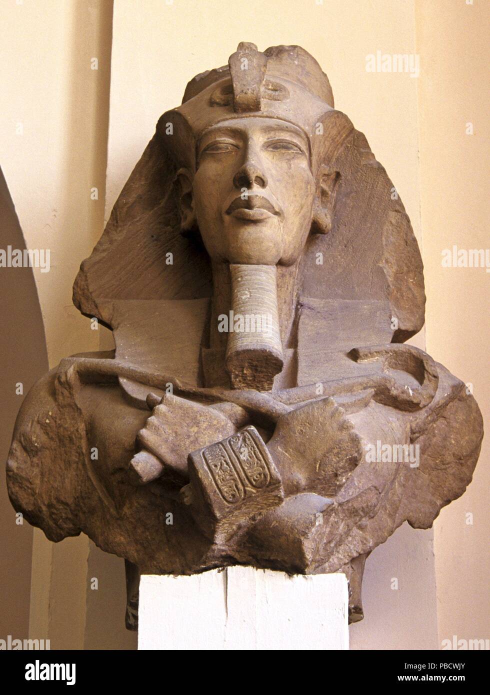 Statua del faraone Akhenaten -14secolo BC, Museo delle Antichità Egizie al Cairo, Egitto, Africa. Foto Stock