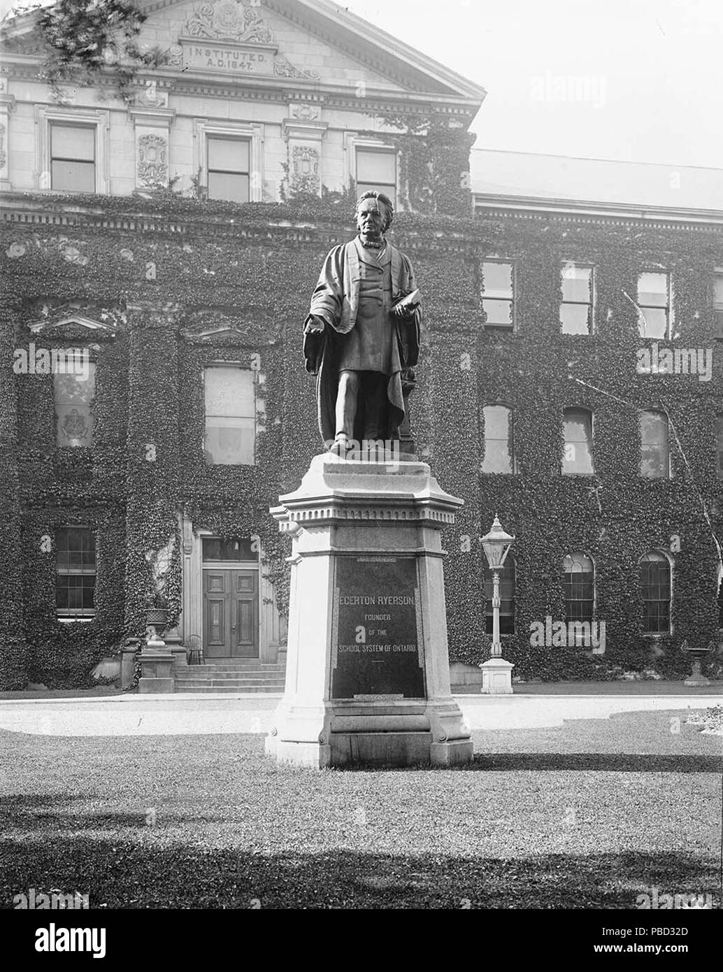 . Inglese: Monumento a Egerton Ryerson davanti al Toronto Scuola Normale su Gould Street. Toronto, Canada. circa 1900 1279 Ryerson monumento nella parte anteriore del normale edificio scolastico Foto Stock