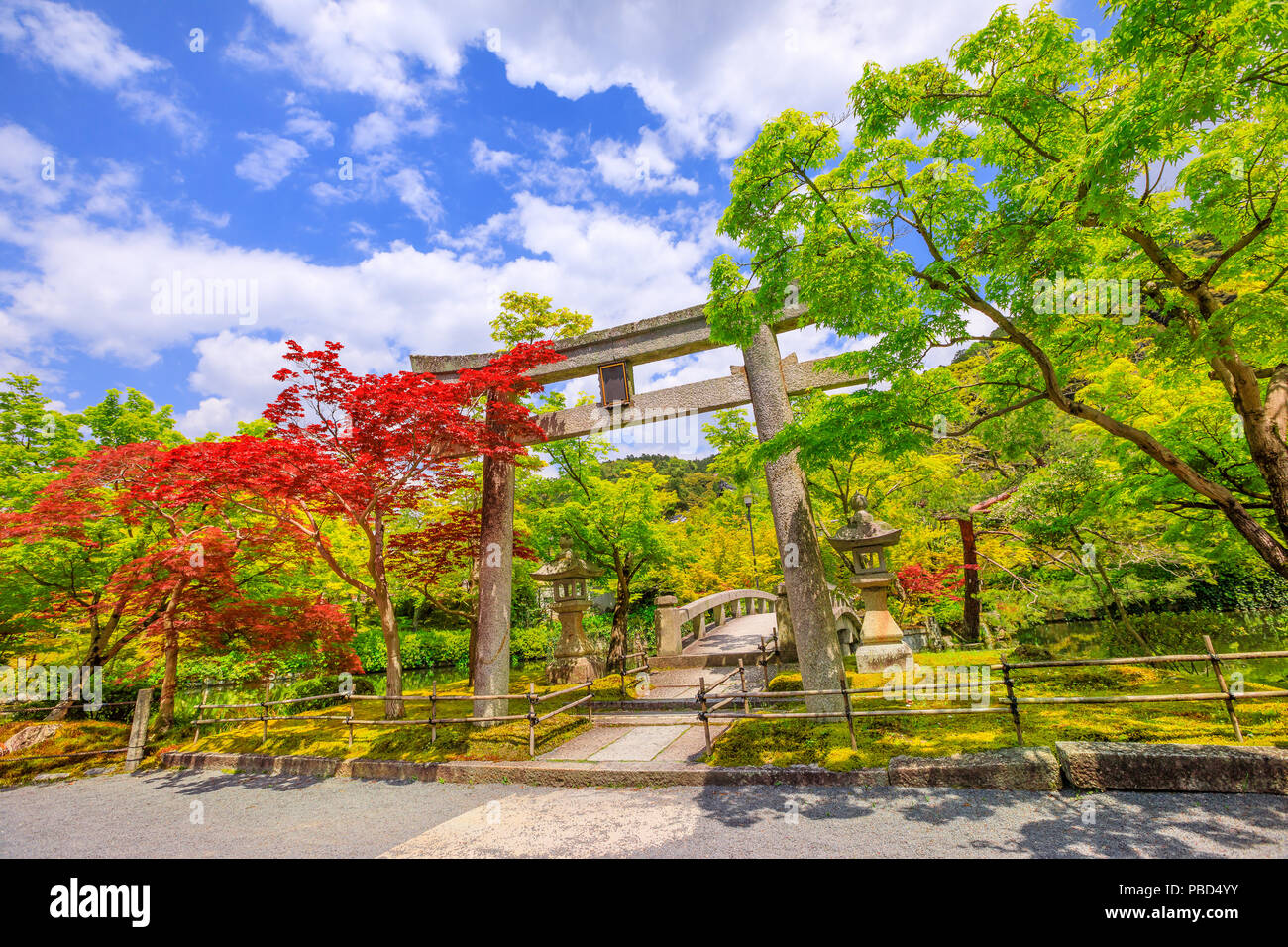 Torii Hengaku cancello che conduce al santuario di Benzaiten in Eikan-do Zenrin-ji il tempio di Kyoto, Giappone. Zenrin-ji il tempio principale del Buddismo Jodoshu. Foto Stock