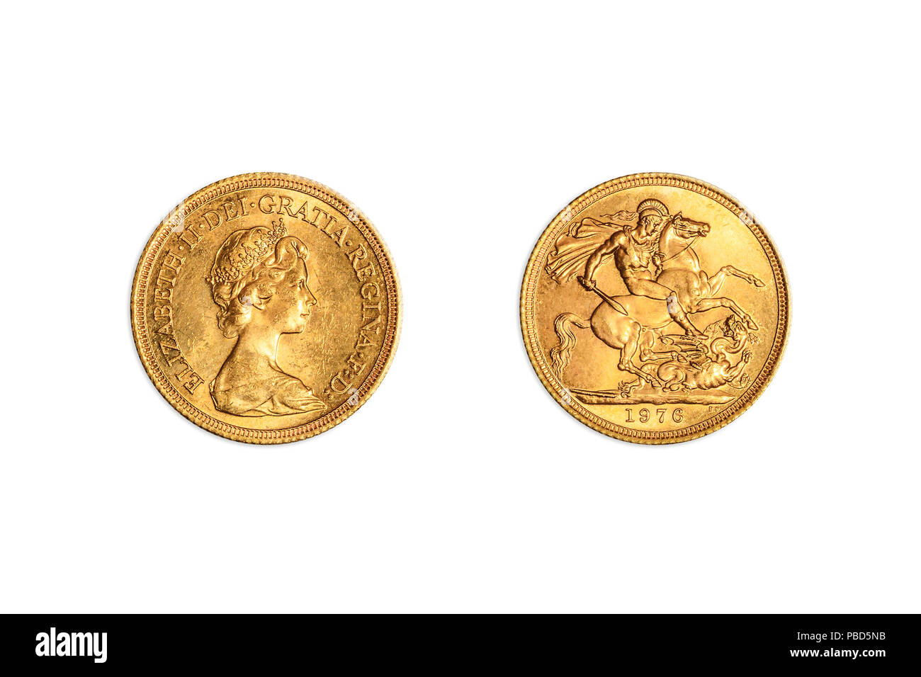 Gran Bretagna, una moneta in oro DEL REGNO UNITO, sterlina GBP valuta inglese, in prossimità dei lati doppia della Regina Elisabetta II sterlina del 1976. Isolato su bianco stu Foto Stock