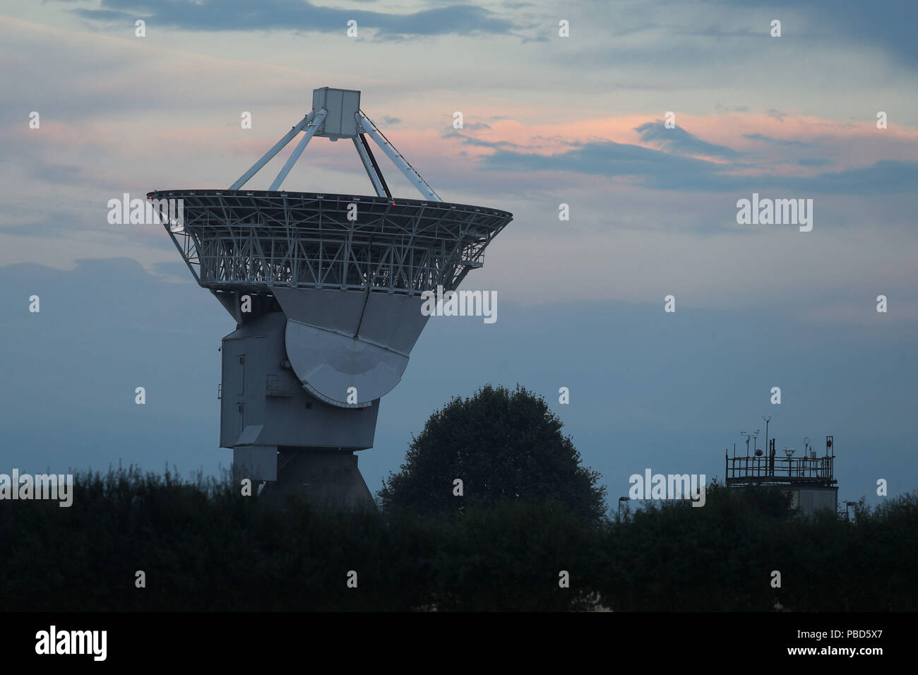 Nuvole sopra Chilbolton Observatory vicino a Stockbridge in Hampshire oscurando la vista del "sangue moon", la più lunga eclissi lunare del secolo che vede la terra del satellite naturale girare rosso sangue. Foto Stock