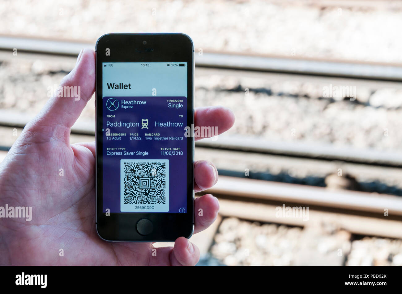 Portafogli app su iphone mostra il codice QR per biglietti ferroviari su Heathrow express tra le stazione di Paddington e Heathrow. Foto Stock