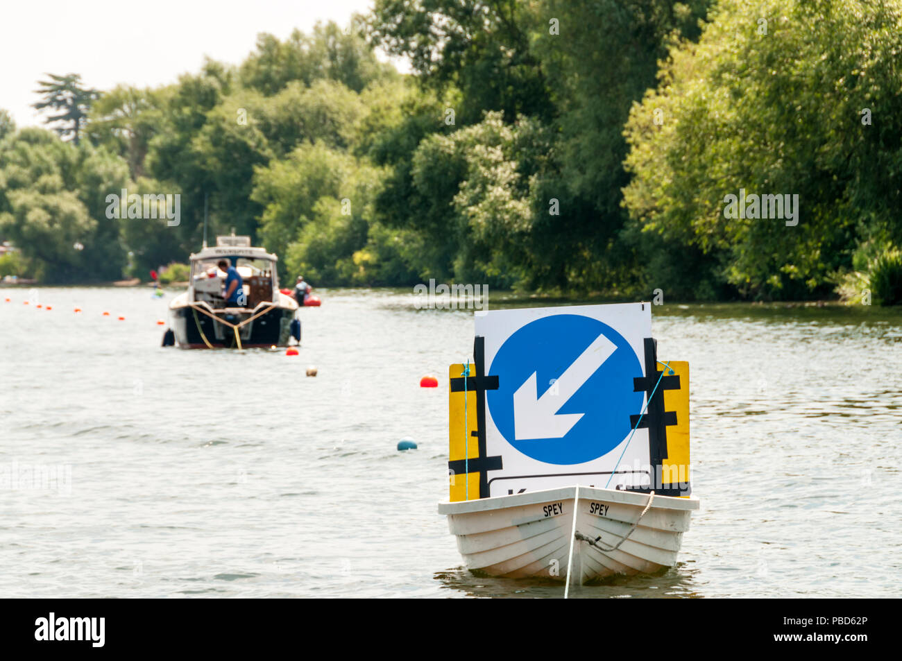 Un galleggiante segno di traffico su una sezione di occupato del Tamigi a Hampton Court. Foto Stock