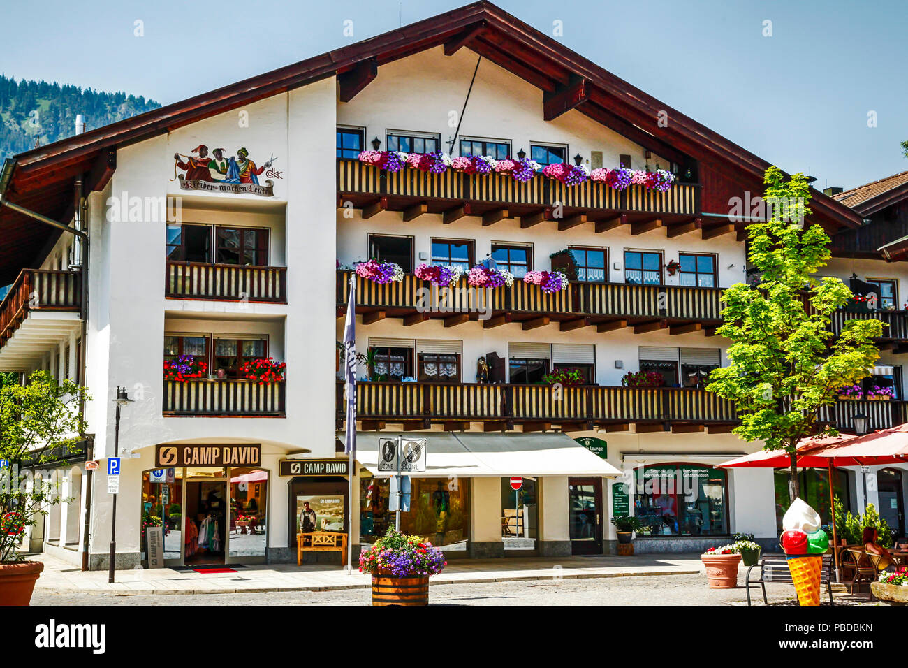 Il quartiere dello shopping nel centro di Garmisch-Partenkirchen, Baviera, Germania Foto Stock