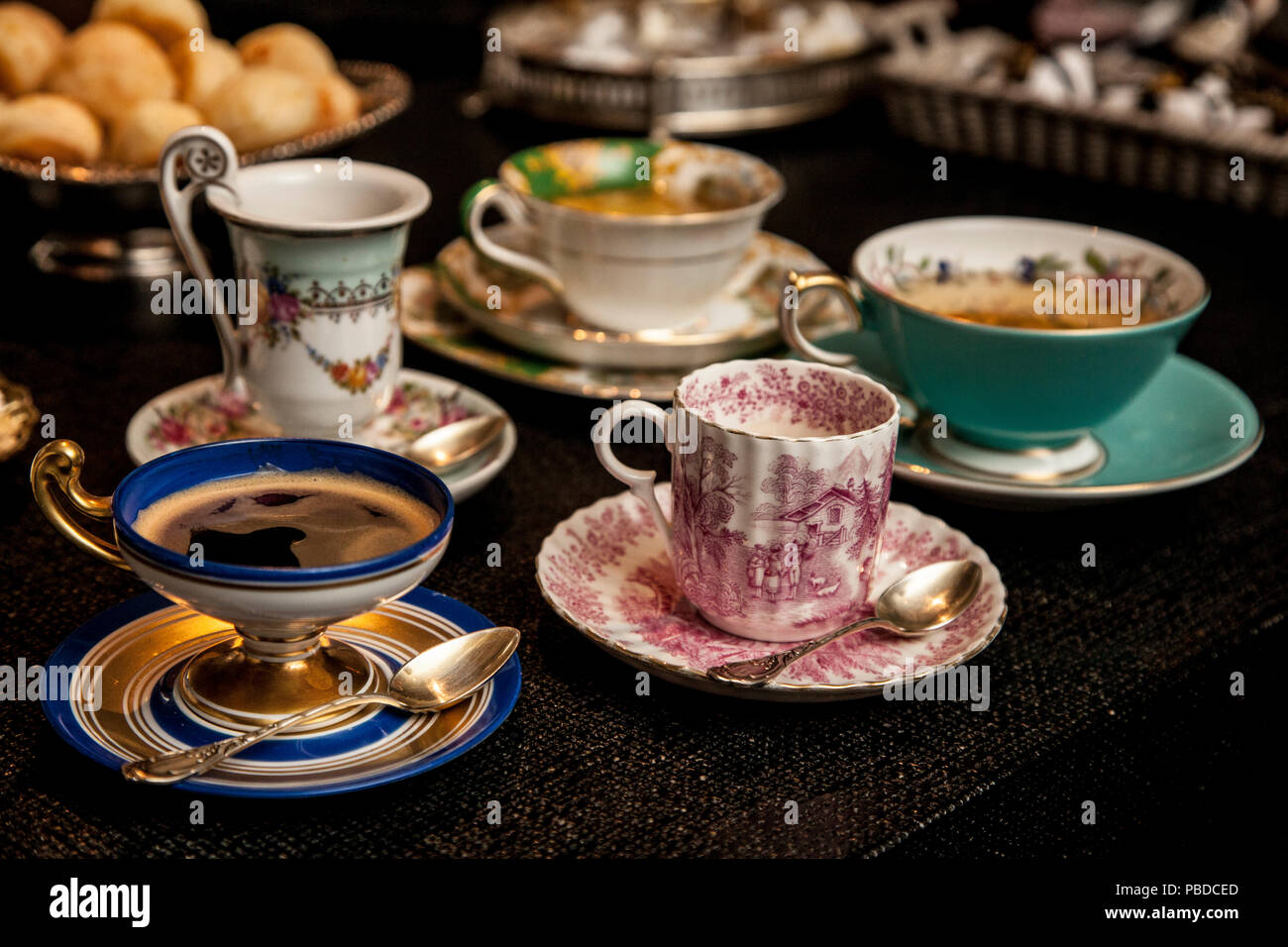 Elegante tazza cooffe al buio su un tavolo di legno. pomeriggio fantasia cooffe concetto. Foto Stock