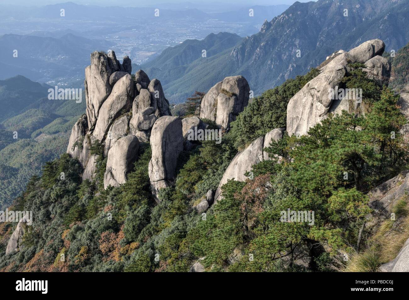 Il monte Jiuhua, nove Montagne incantate, uno dei quattro monti sacri del Buddismo Cinese situato nella contea di Qingyang nella provincia di Anhui in Cina. Foto Stock