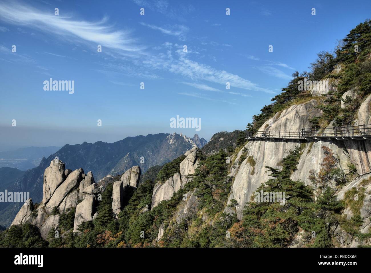 Un sideway alta sul Monte Jiuhua, nove Montagne incantate, uno dei quattro monti sacri del Buddismo cinese nella provincia di Anhui in Cina. Foto Stock