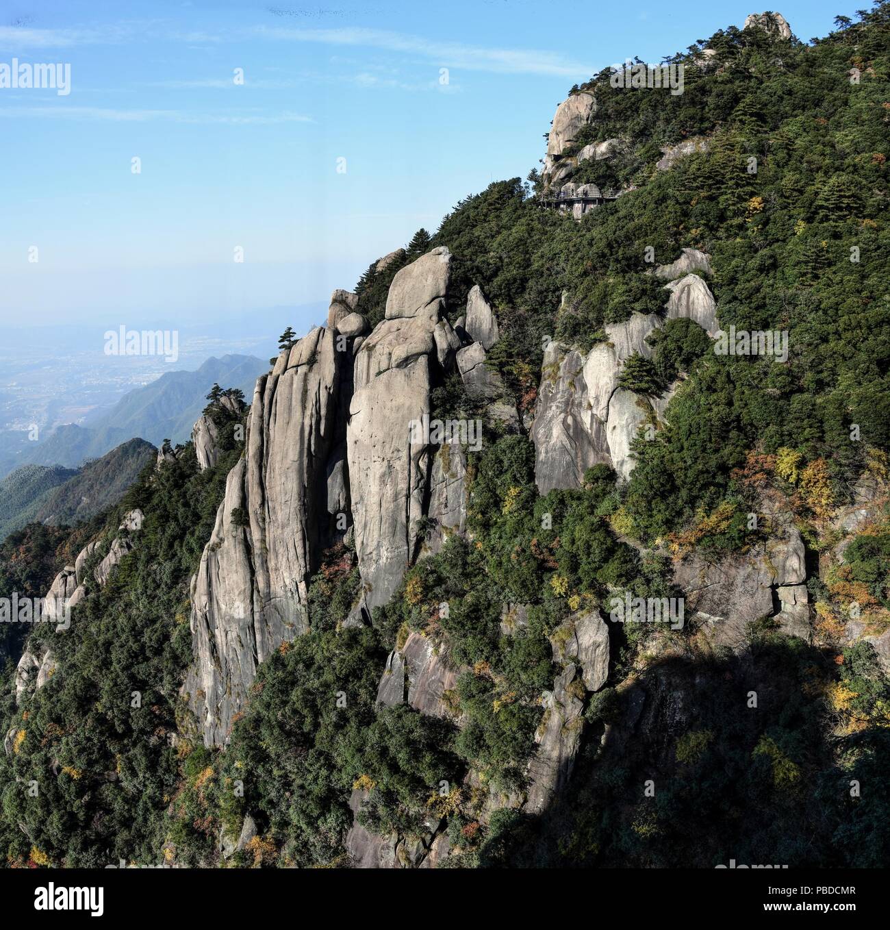 Un sideway alta sul Monte Jiuhua, nove Montagne incantate, uno dei quattro monti sacri del Buddismo cinese nella provincia di Anhui in Cina. Foto Stock