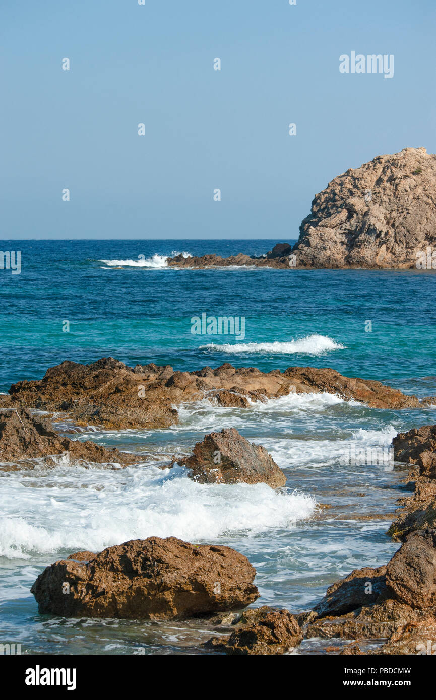 Costa nord-orientale dell'isola di Ibiza, Isole Baleari, Mar Mediterraneo, Spagna, Europa Foto Stock