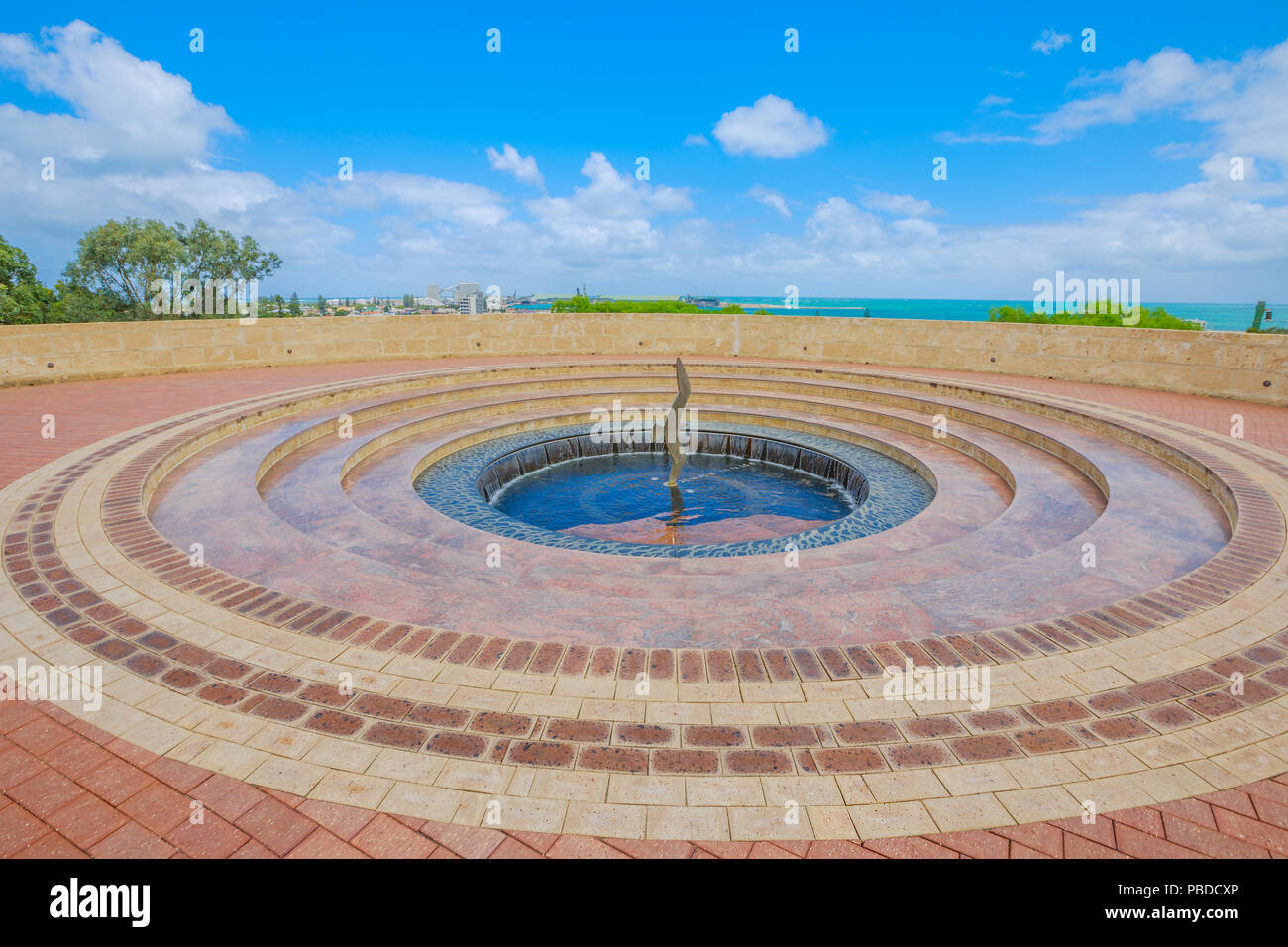 Pool di rimembranza della HMAS Sydney II Memorial in Geraldton, sulla vetta del Monte Scott che si affaccia sulla città e sul mare in Western Australia. Giornata di sole wi Foto Stock