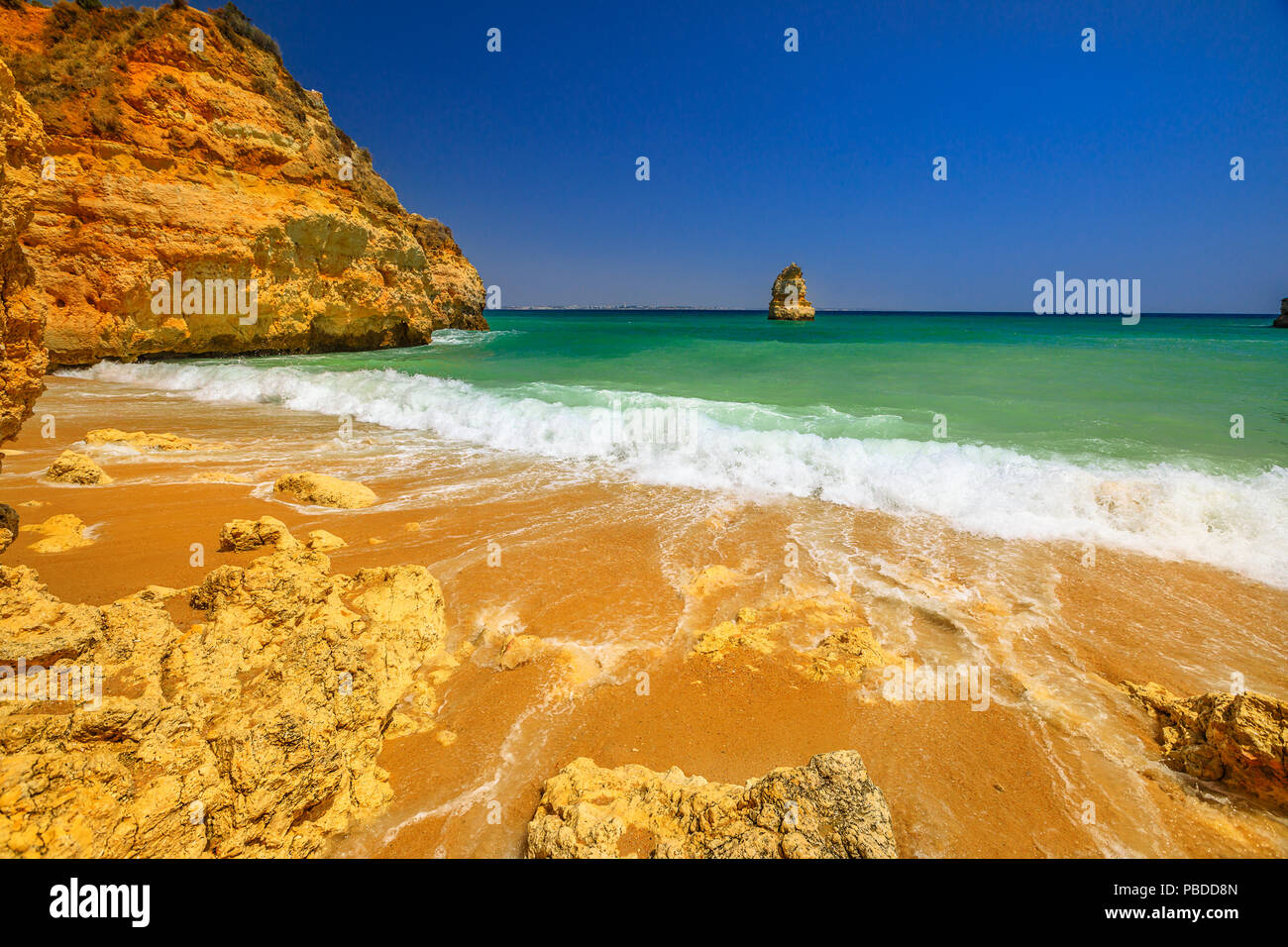 Scenic orizzonte tra formazioni arenarie visto da Camilo popolare spiaggia di Lagos, Algarve, Portogallo. Camilo Beach è costituito da due spiagge collegato Foto Stock