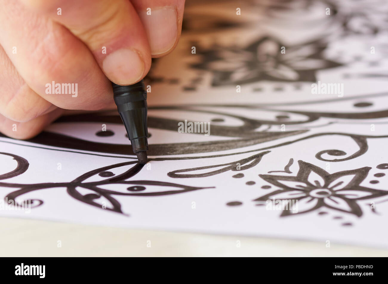 Femmina disegno a mano con motivi floreali con pennarello nero su bianco pagina (Formentera, Spagna) Foto Stock