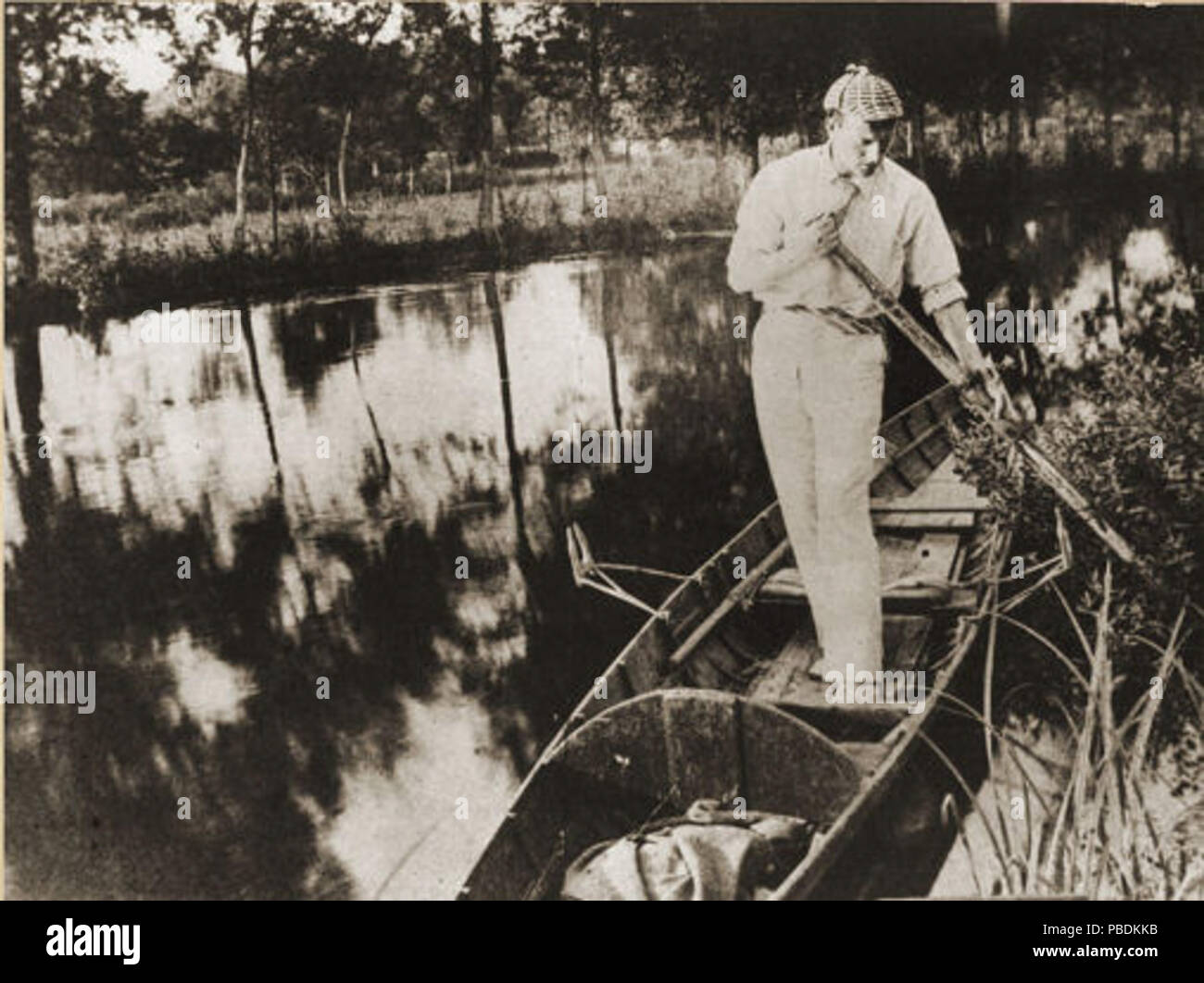 . Inglese: Sidney Paget indossa il suo deerstalker cap. Español: Sidnay Paget llevando su gorro de cazador. 1317 Sidney Paget in deerstalker Foto Stock