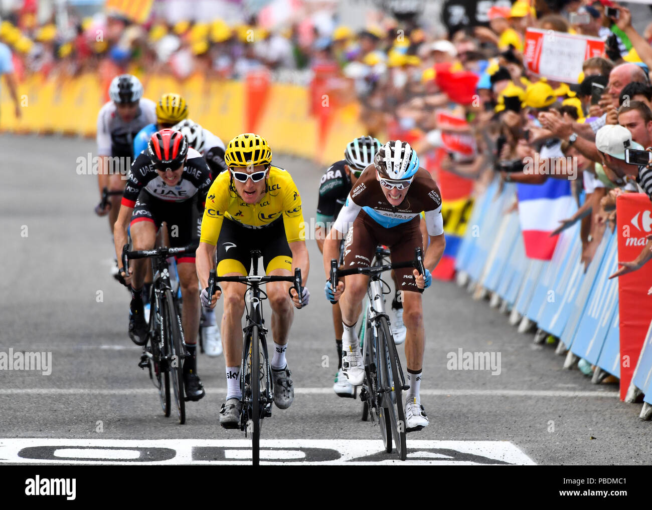 Team Sky e la maglia gialla titolare Geraint Thomas (sinistra) sprint alla  linea con AG2R La Mondiale di Romain Bardet durante la fase 19 del Tour de  France 2018 Foto stock - Alamy
