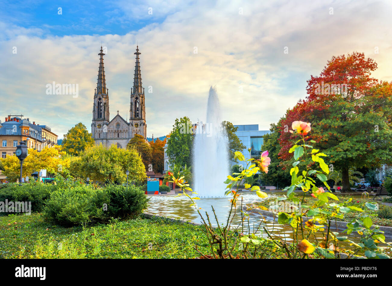 Laghetto e fontana a Augustaplatz con vista della cattedrale di Baden-Baden. Germania Foto Stock
