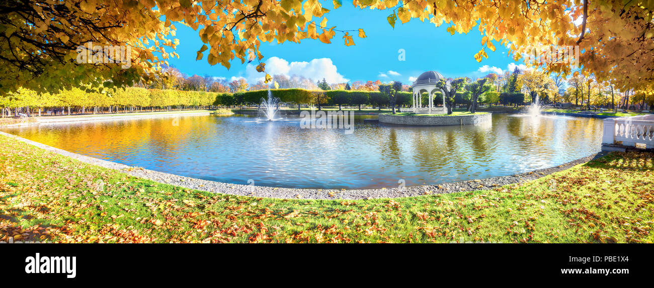 Paesaggio panoramico del bellissimo laghetto con rotunda a Kadriorg park in autunno dorato. Tallinn, Estonia Foto Stock