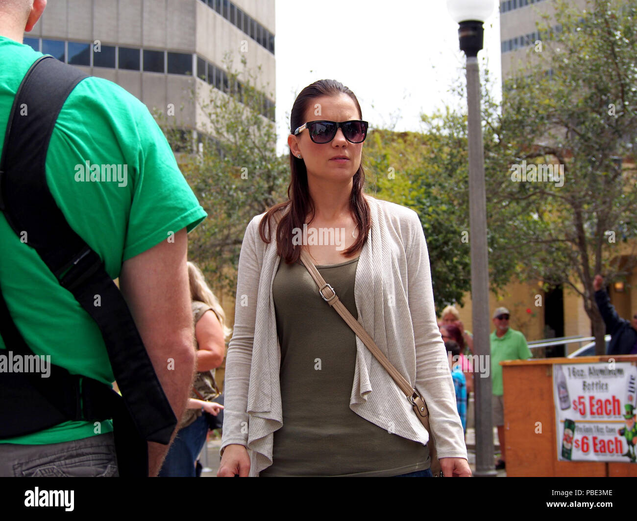 Donna in occhiali da sole al Saint Patrick's Day Festival di blocco nel Corpus Christi, Texas USA. Foto Stock
