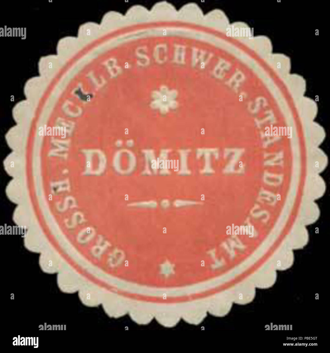 Alte Briefverschlussmarke aus Papier, welche seit ca. 1850 von Behoerden, Anwaelten, Notaren und Firmen zum verschliessen der Post verwendet wurde. 1392 Siegelmarke Gr. Meckl. Schwer. Standesamt Dömitz W0355678 Foto Stock