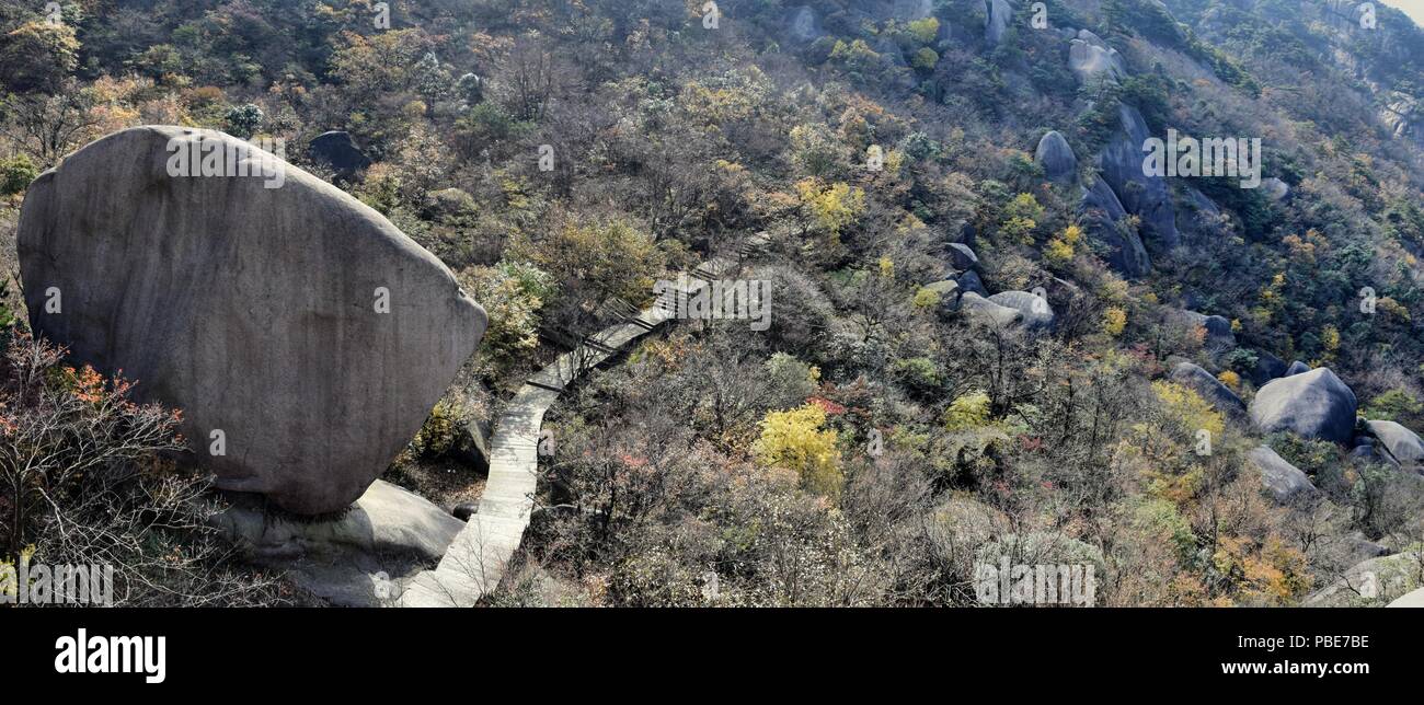 Il monte Jiuhua, nove Montagne incantate, uno dei quattro monti sacri del Buddismo Cinese situato nella contea di Qingyang nella provincia di Anhui in Cina. Foto Stock