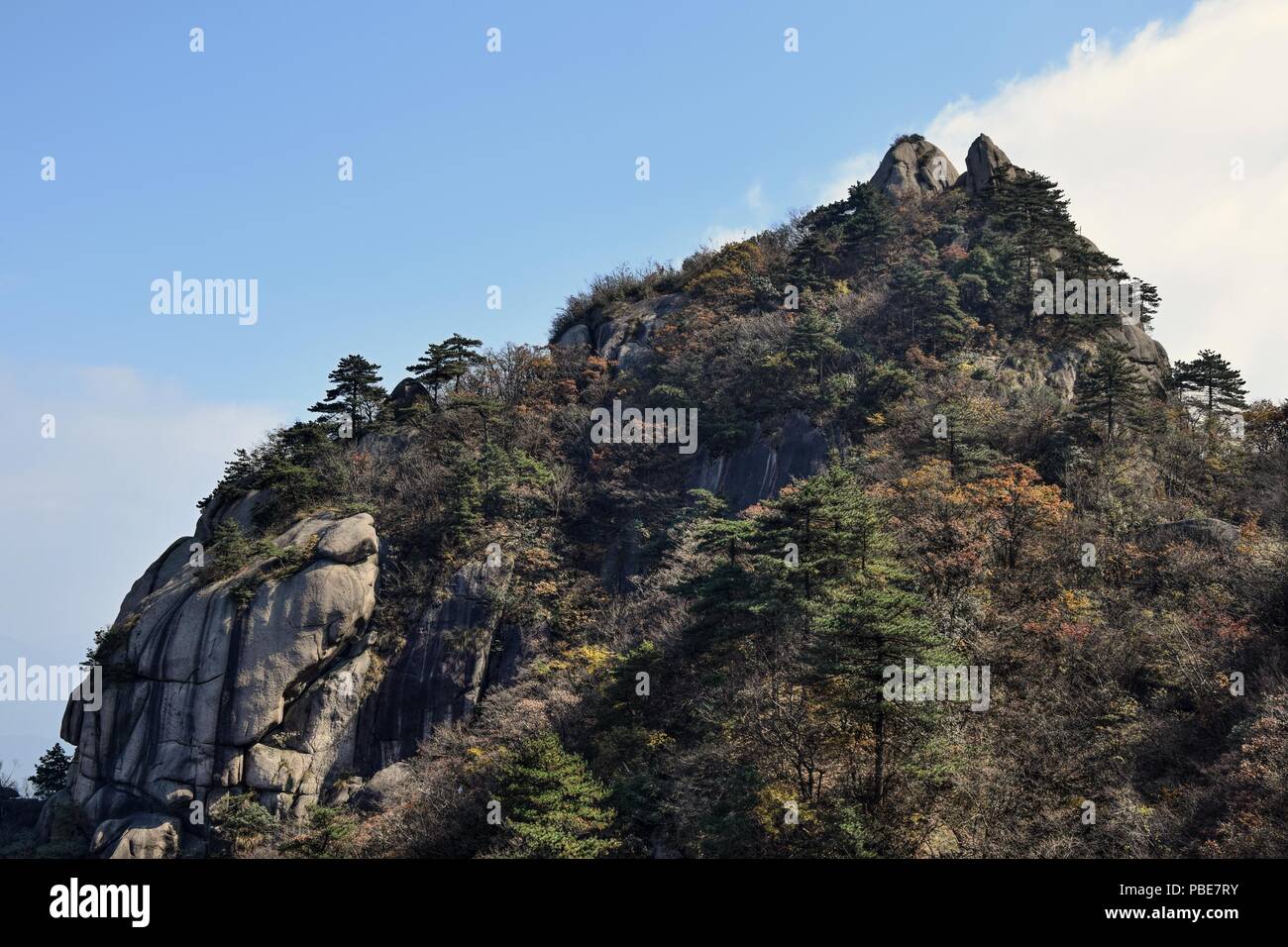 Il monte Jiuhua, nove Montagne incantate, uno dei quattro monti sacri del Buddismo Cinese situato nella contea di Qingyang nella provincia di Anhui in Cina. Foto Stock