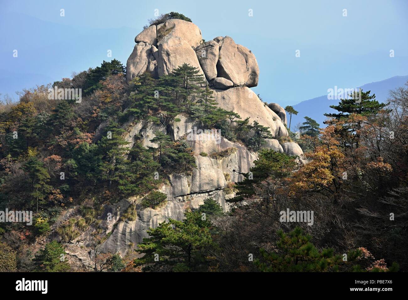Il monte Jiuhua, nove Montagne incantate, è una delle quattro montagne sacre del buddismo cinese situato nella contea di Qingyang nella provincia di Anhui in Cina. Foto Stock
