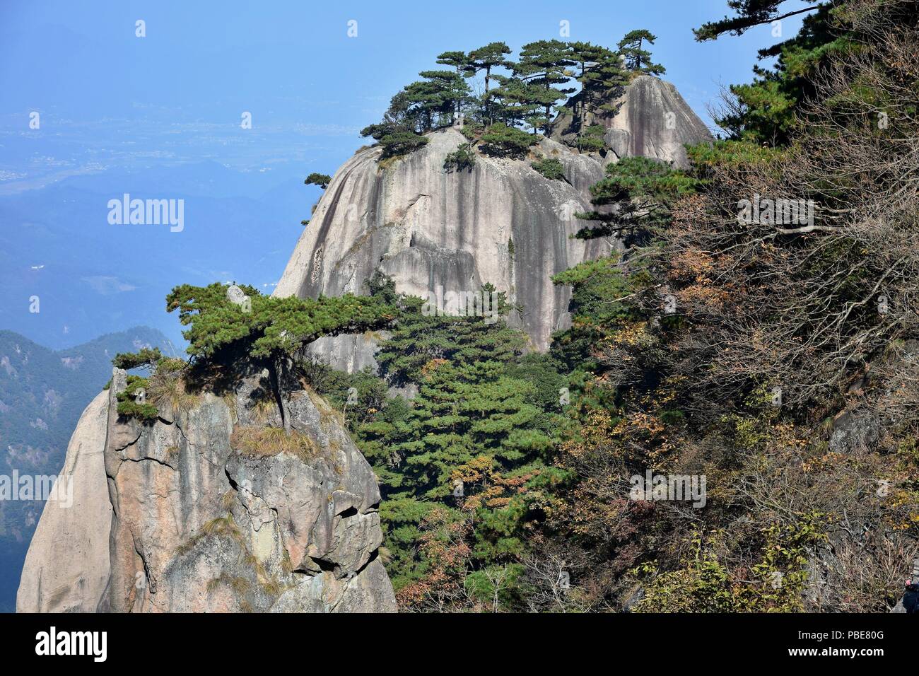 Il monte Jiuhua, nove Montagne incantate, è una delle quattro montagne sacre del buddismo cinese situato nella contea di Qingyang nella provincia di Anhui in Cina. Foto Stock