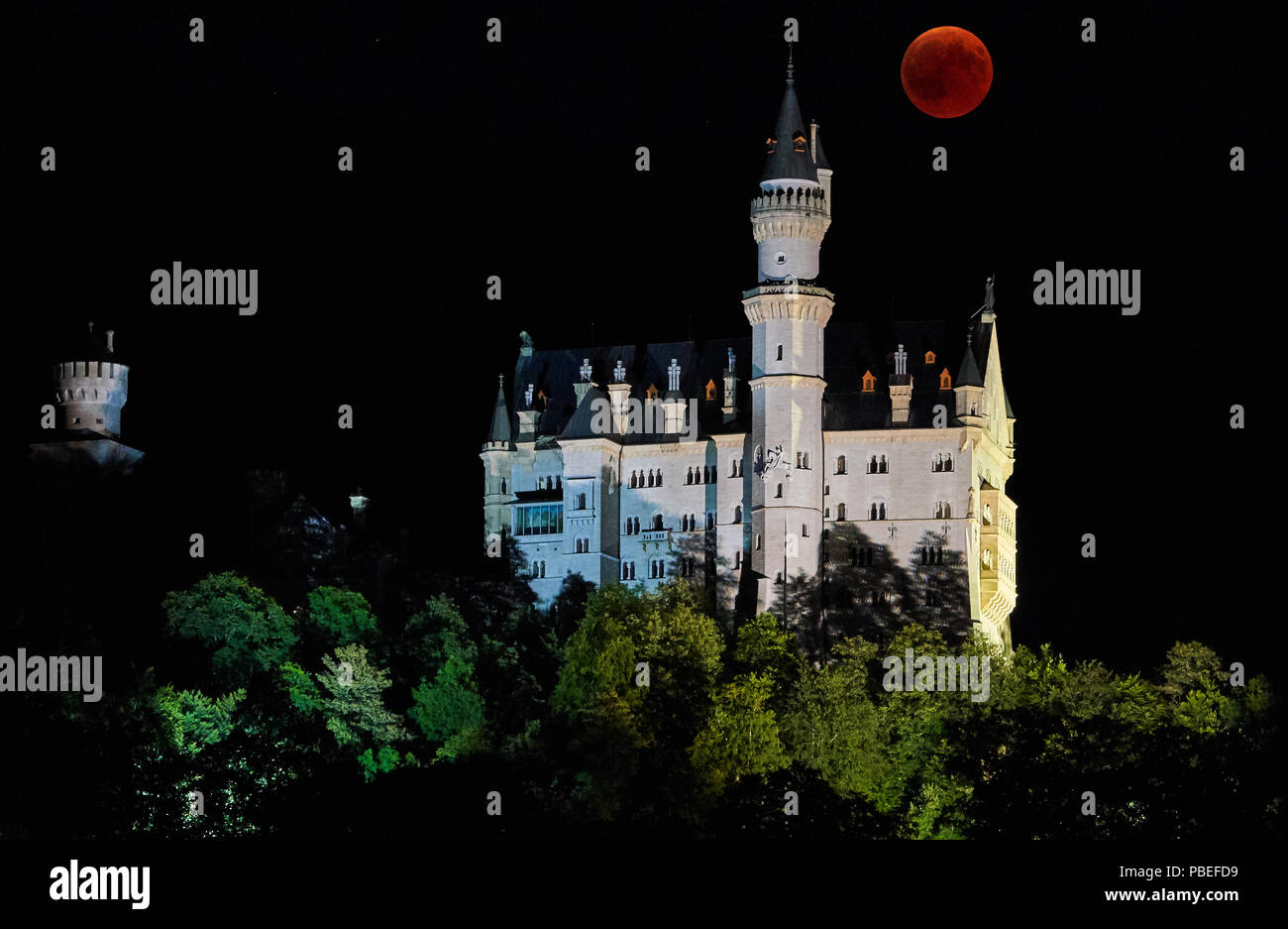 Hohenschwangau, Germania. Il 27 luglio 2018. Una luna di sangue, Lunar Eclipse in cielo al Castello di Neuschwanstein (costruito da re Ludwig II, 2nd, visto a Hohenschwangau vicino a Füssen, Baviera, Germania, 27 luglio 2018. La luna spostato nell'ombra della Terra. Con 1 ora, 43 minuti, sua la più lunga eclissi lunare nel XXI secolo, © Peter Schatz / Alamy Live News Foto Stock