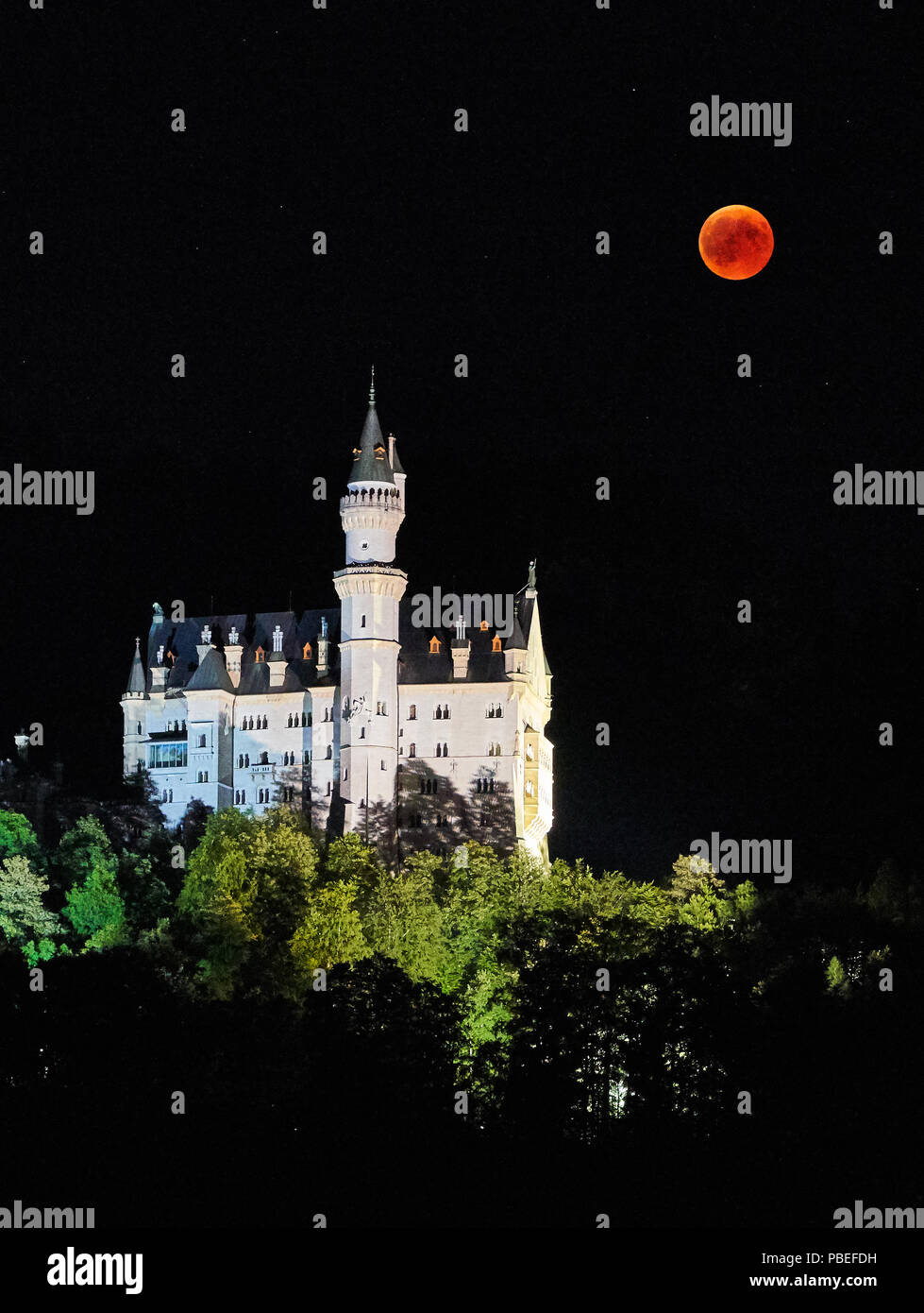 Hohenschwangau, Germania. Il 27 luglio 2018. Una luna di sangue, Lunar Eclipse in cielo al Castello di Neuschwanstein (costruito da re Ludwig II, 2nd, visto a Hohenschwangau vicino a Füssen, Baviera, Germania, 27 luglio 2018. La luna spostato nell'ombra della Terra. Con 1 ora, 43 minuti, sua la più lunga eclissi lunare nel XXI secolo, © Peter Schatz / Alamy Live News Foto Stock