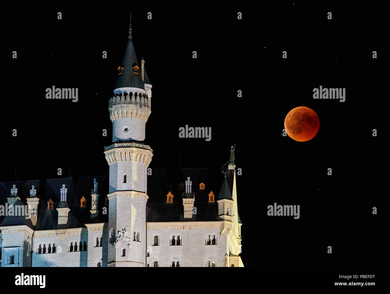 Hohenschwangau, Germania. Il 27 luglio 2018. Una luna di sangue, Lunar Eclipse in cielo al Castello di Neuschwanstein (costruito da re Ludwig II, 2nd, visto a Hohenschwangau vicino a Füssen, Baviera, Germania, 27 luglio 2018. La luna spostato nell'ombra della Terra. Con 1 ora, 43 minuti, sua la più lunga eclissi lunare nel XXI secolo, © Peter Schatz / Alamy Live News Foto Stock